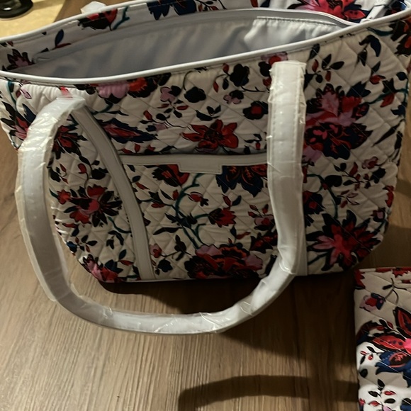 NEW with tags Vera Bradley matching purse and wallet. Vineyard floral design - Picture 3 of 10